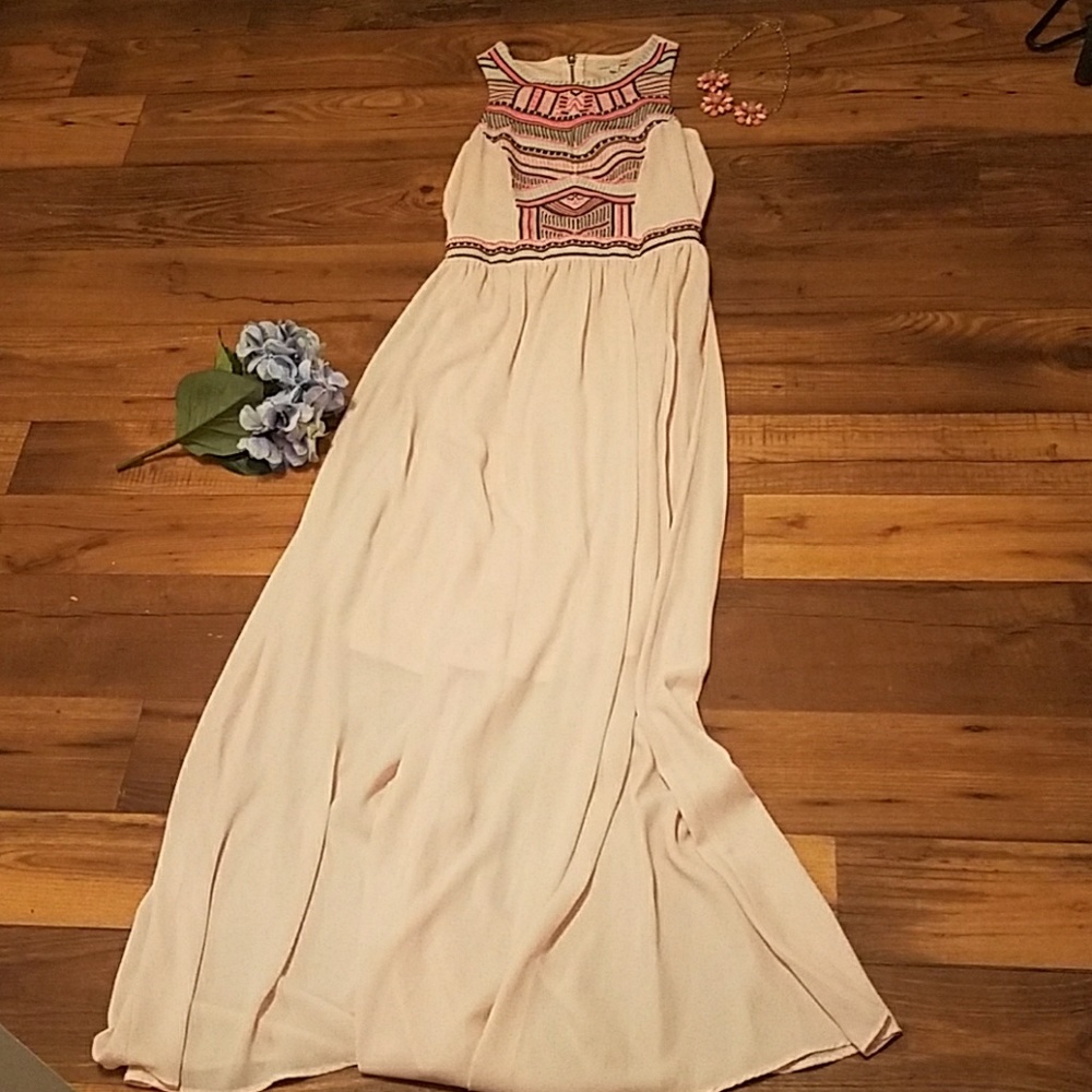 Sold**Goddess-style Maxi dress with embroidery